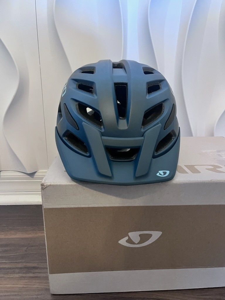 NEW - Giro
Women's Radix MIPS Helmet Matte - Medium