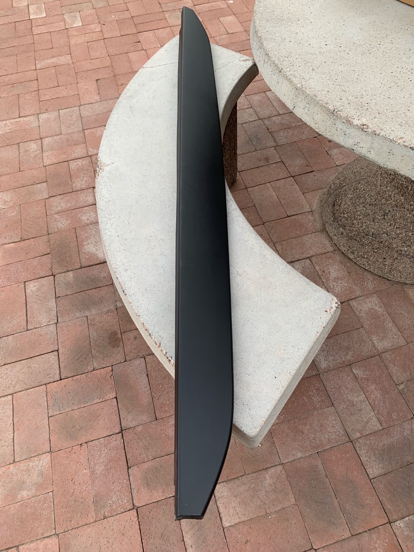 Rear tailgate bed cap