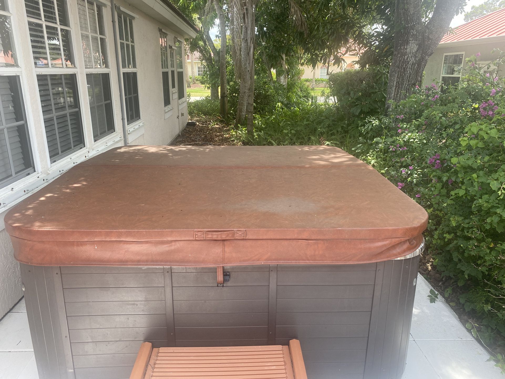 Pinnacle PS620 Hot Tub – 5-Person Spa – Includes Cover & Steps – Excellent Condition – $1895