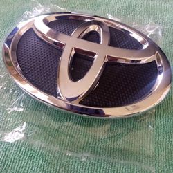TOYOTA FRONT EMBLEM SEDAN CAR
