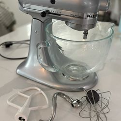 Kitchen aid Mixer With 3 Attachments