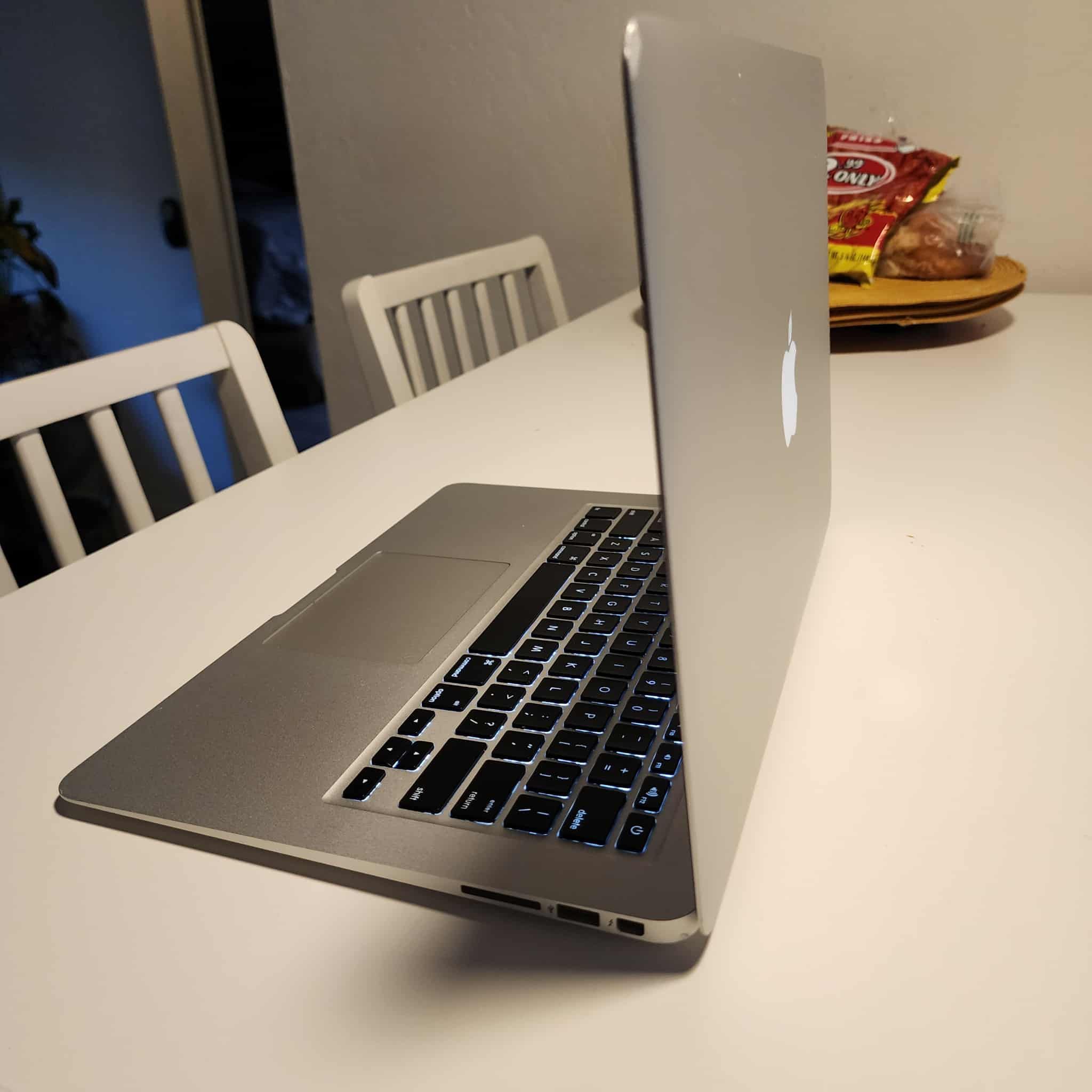 MacBook air 13-inch early 2014 Intel Core i5 1.4 GHz 8GB RAM 121GB flash storage macOS Monterrey version 12.7. Nothing wrong ** no trades **