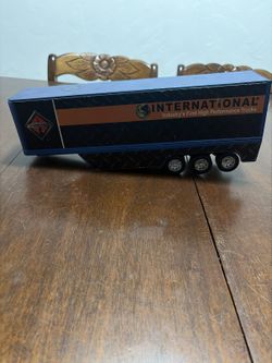 New-Ray 1:32 International Dry Van Trailer - Diecast - OBO