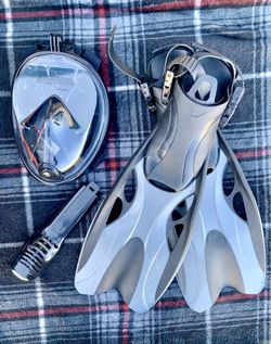 Snorkeling and fin set size medium