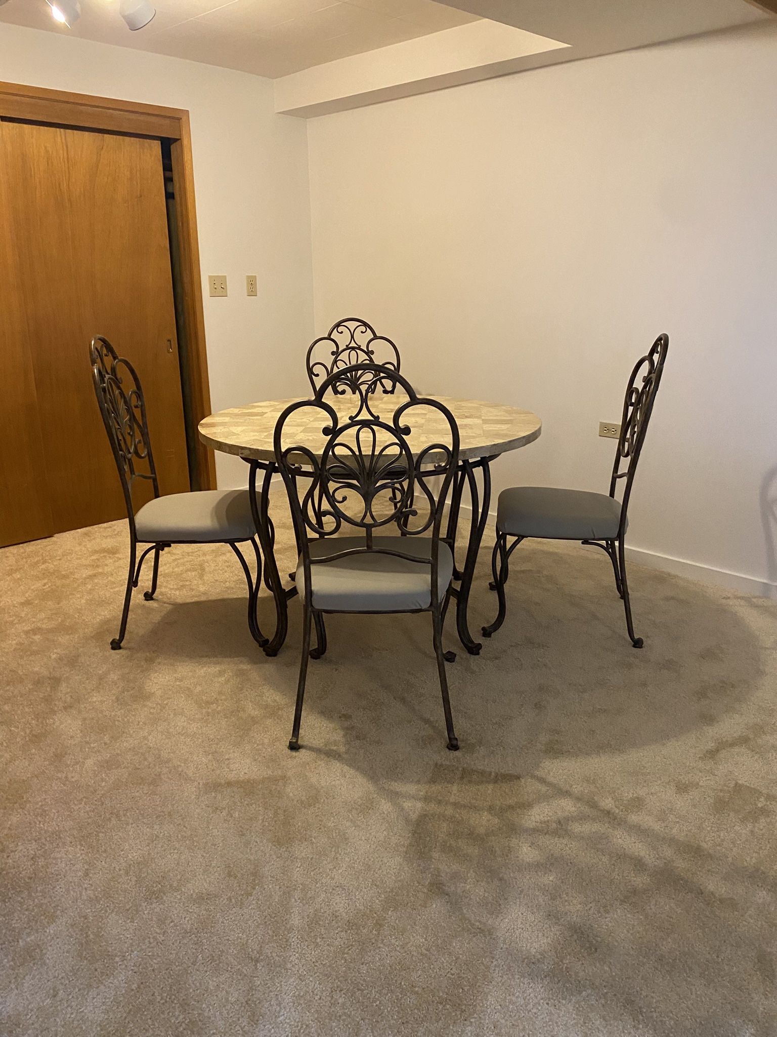 Marble top round dining table +4 chairs