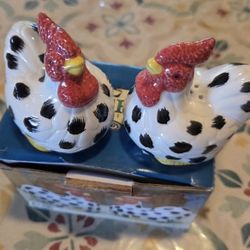 VINTAGE rooster salt and pepper shakers