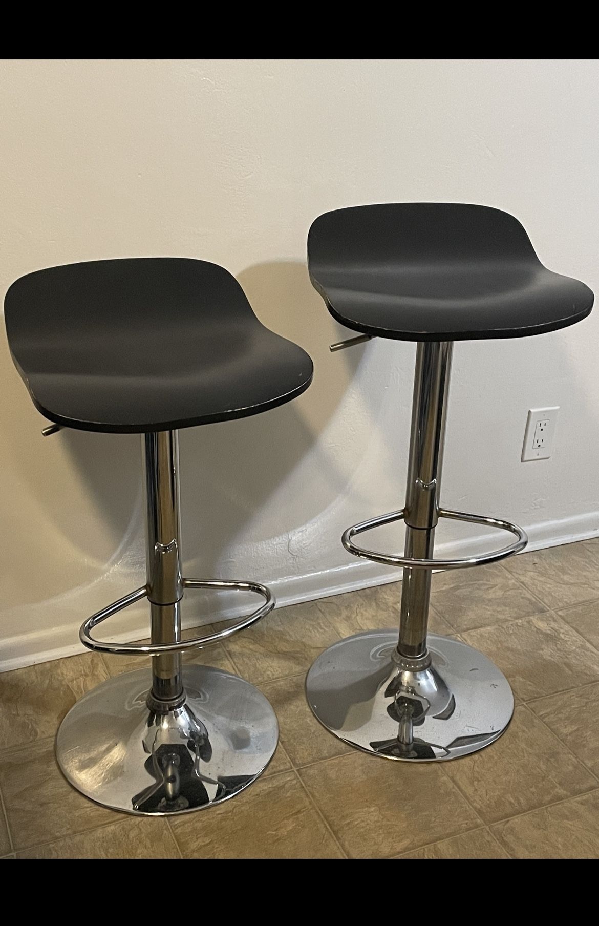 2 Bar Stools 22”