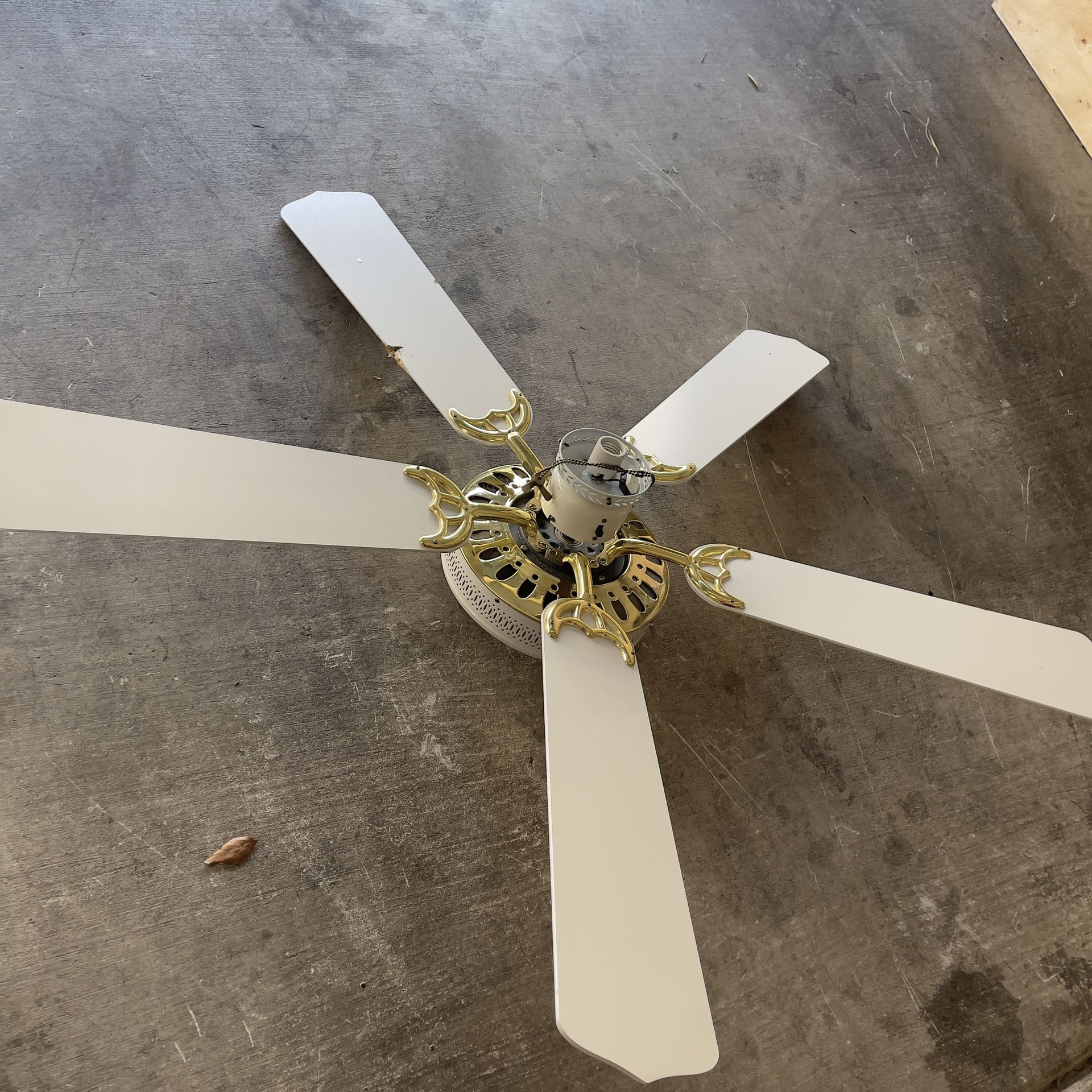 Concord Fans 6 Lightines g Series 5200-4/5 Serial No. 10-153-15-0C-521 Codes • A0092-80019 LISTED CEILING FAN 77E9 E121531 MADE IN TAIWAN R.O.C. Fan U