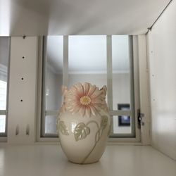 Beautiful Floral Porcelain Vase – Raised Pink Daisy Cottage Decor Piece