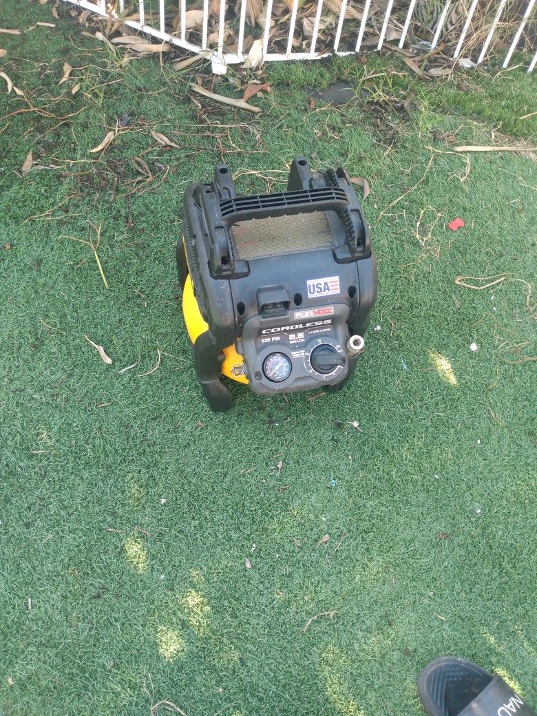 DeWalt Compressor 25 Gal 135psi
