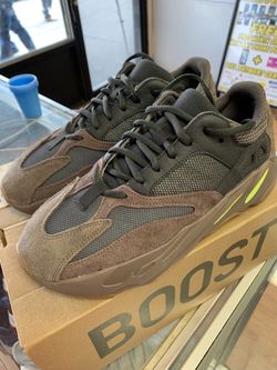 Adidas Yeezy Muave 700 size 9 New in box