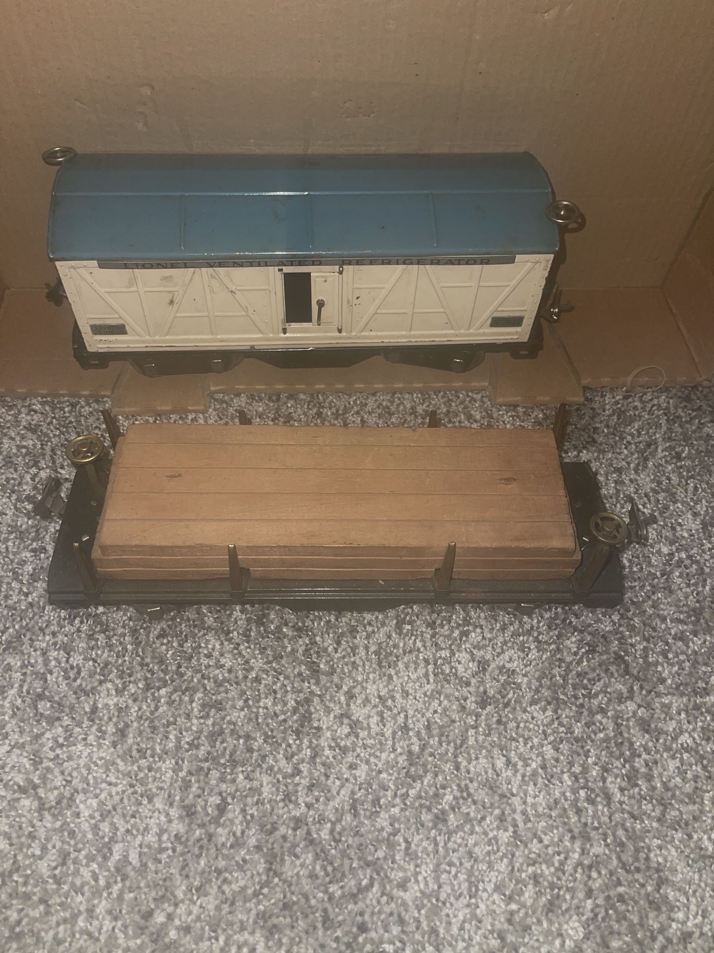 TWO LIONEL STANDARD GAUGE 500 SERIES FREIGHT CARS. 511 LUMBER CAR & 514 VENTILATED REFRIGERATOR CAR