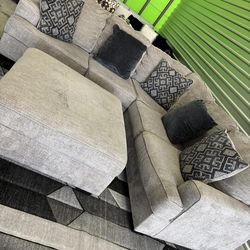 Nice Ashley furniture sectional sofa couch (DELIVERY AVAILABLE)