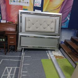 Full Size Mirror Tuft Bed