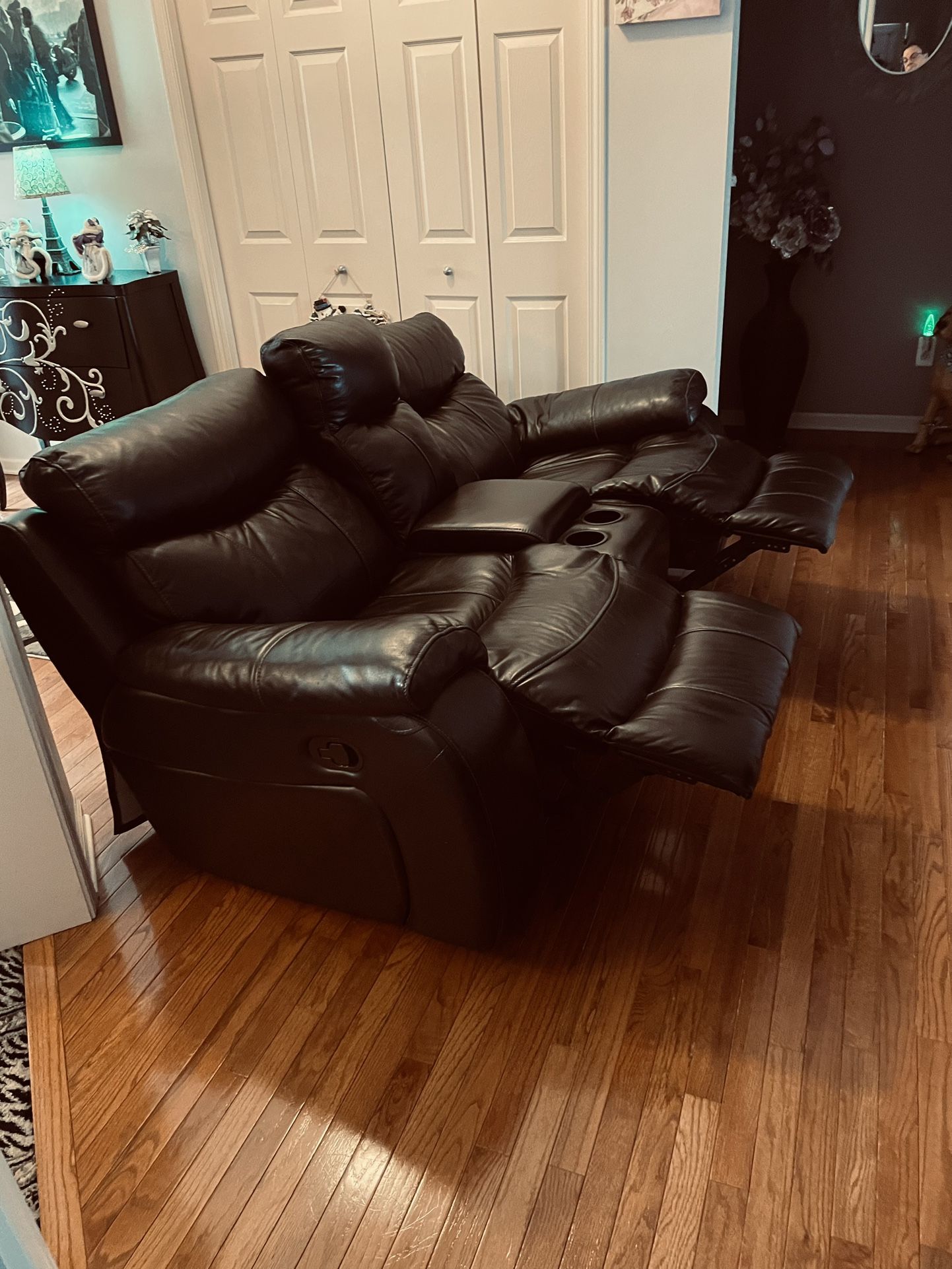 Havertys Black Leather Love Seat and Recliner for Sale in Canton, MI