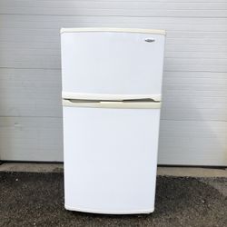 Fridge With Ice Maker And Water Dispenser 33”wide