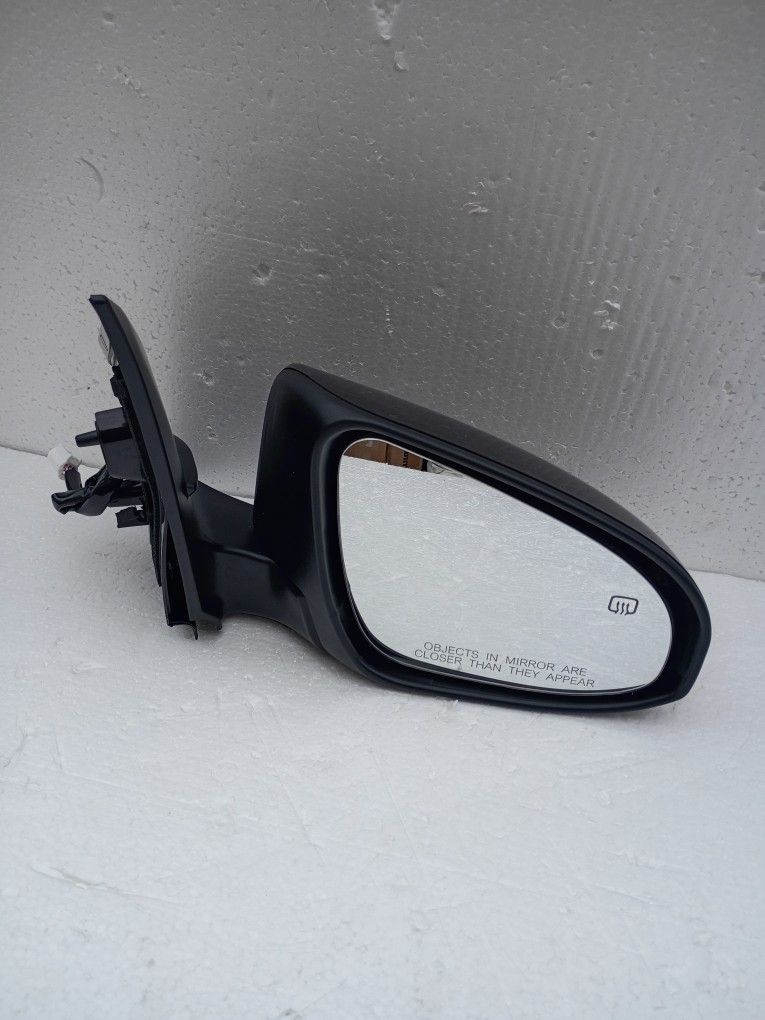 2014---2019 Toyota Corolla RH Door Mirror