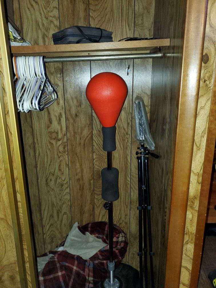 Swinging Jabbing Post /punching Bag