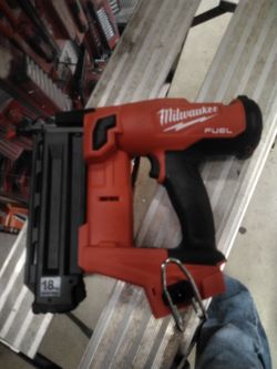 MILWAUKEE M18 18V  FUEL BRAD NAILER