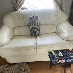 Leather Couch/Loveseat. Very Comfortable. No Damage In Brant