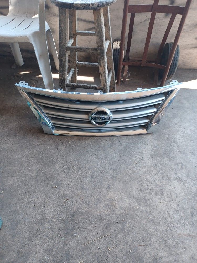 2013 Nissan Altima Front Grill.