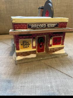 LOT of 5 different vintage ceramic buildings from the 1990s. No boxes/cords.
Read FULL description.