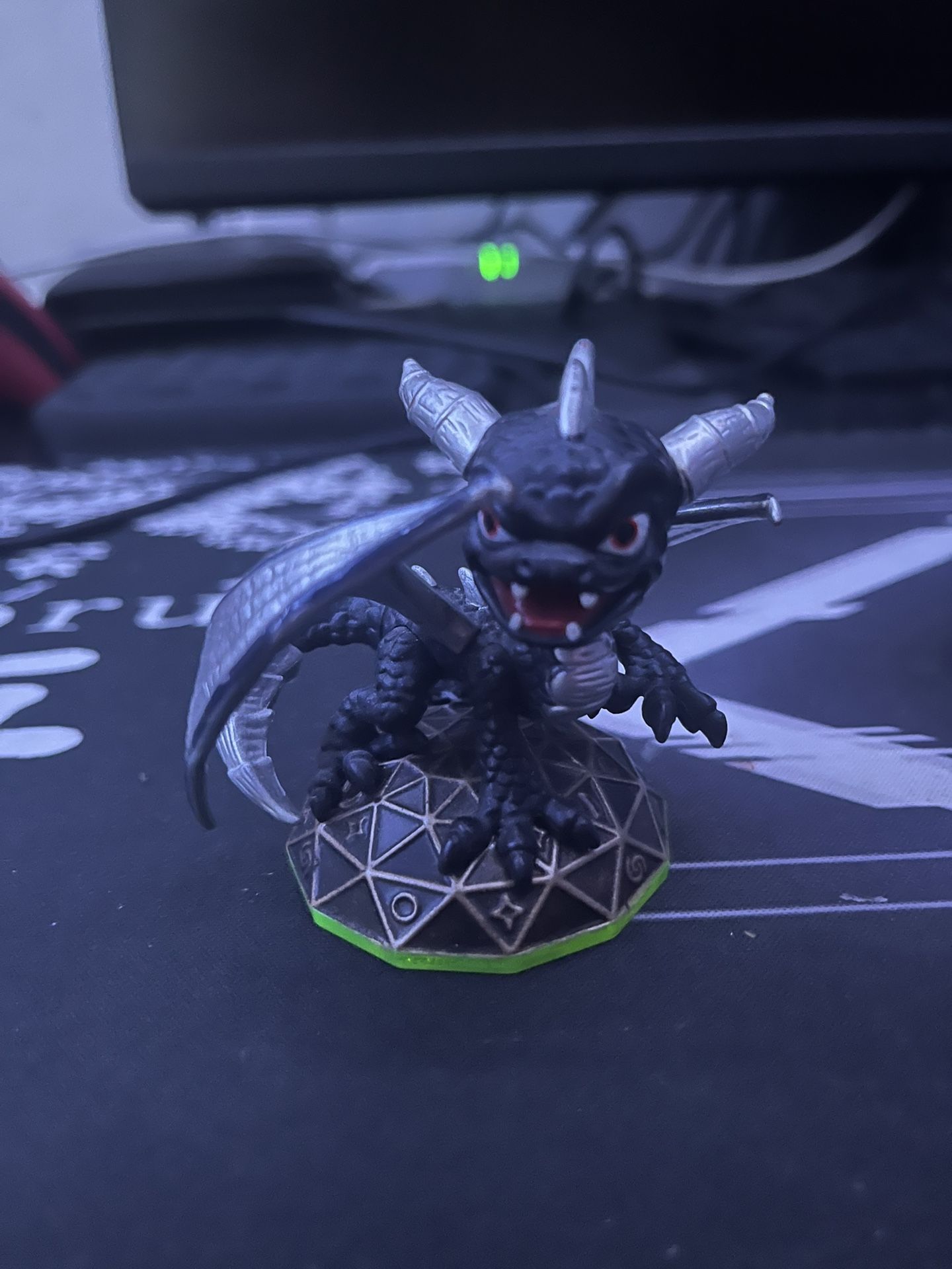 [Dark Spyro Skylanders Exclusive]