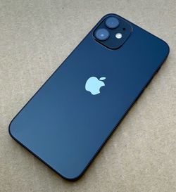 Like New - Apple iPhone 12 (64 GB) Black - AT&T