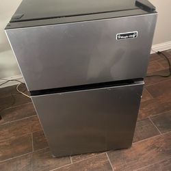 Magic Chef Mini Fridge 