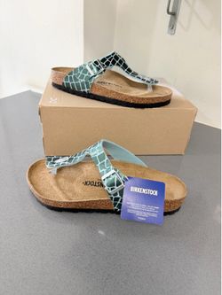Birkenstock Gizeh thong sandals in a green Gator Gleam Pearl color with a metallic reptile print size 10