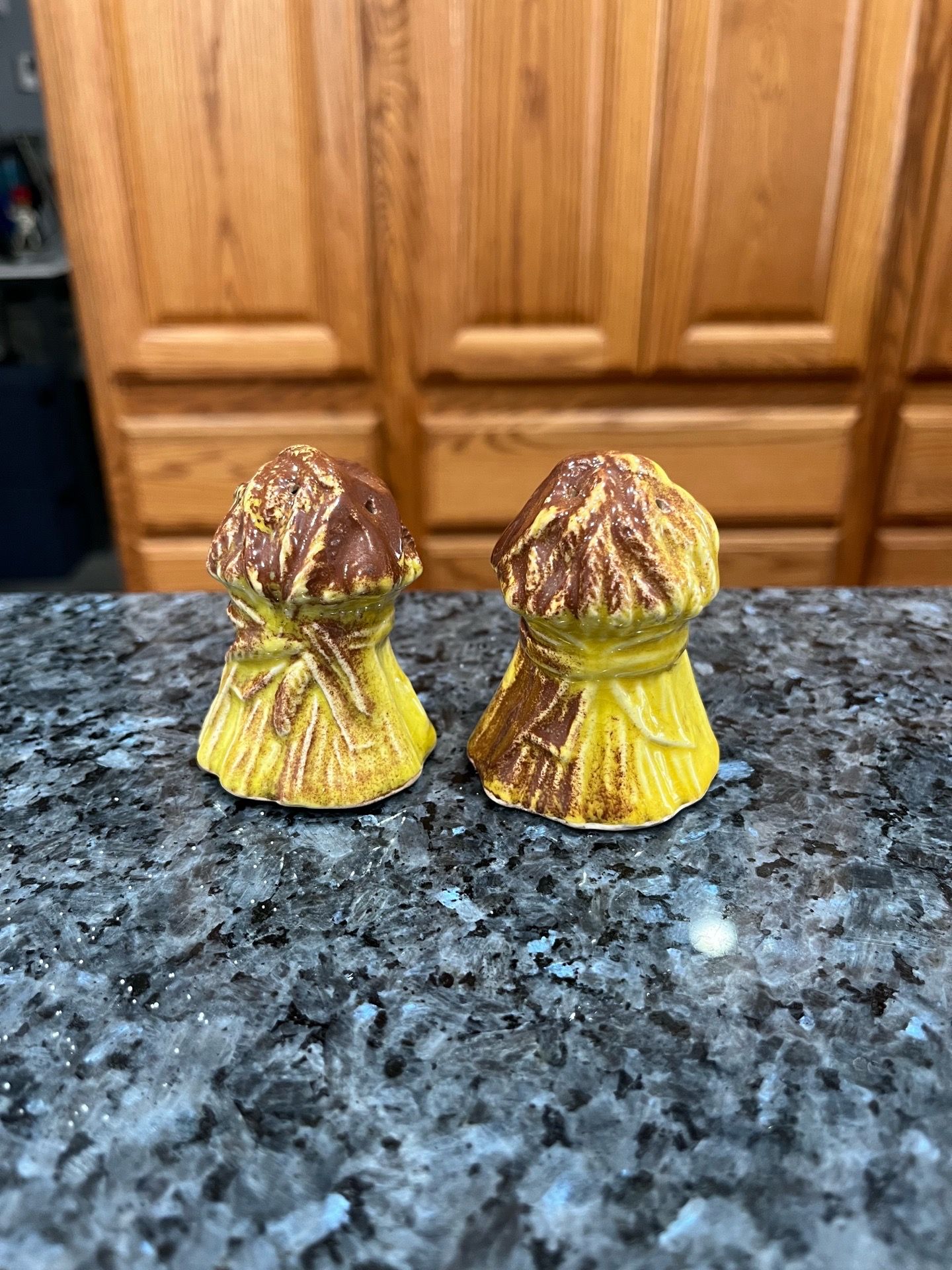 Vintage Ceramic Hay Stack Pair of salt and pepper shakers. Size approximately 2 1/2 inches tall. Preowned