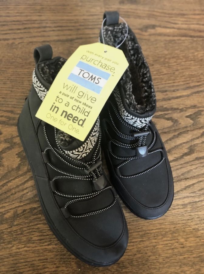 NWT Toms girl boy black toggle youth alpine boots shoes rubber sole faux fur