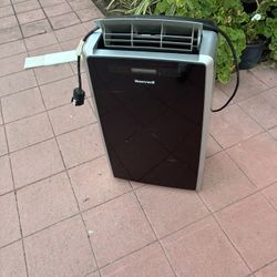 Top Brand  Portable DEHUMIDIFIER & Air Conditioner  Cools 500 SqFt +. 14.000 Btu  Just serviced Clean & Verified Optimum Operation  $250-OBO