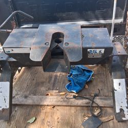 Fifth Wheel Connection For Pickup Truck For Towing 
