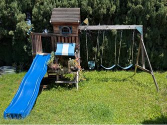 Free Outdoor Playset (Good Condition)