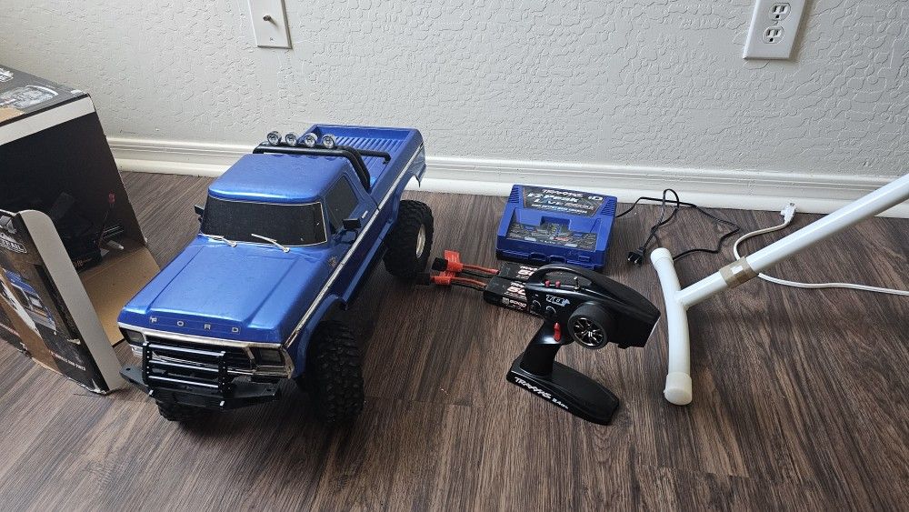 Traxxas TRX-4 Hightrail F150 RC Crawler + 2x Battery and Ez Peak Live Dual fast charger