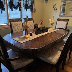 Beautiful Dining room Table For Sale Pure Wood Seats 6. 