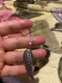 Cadena de plata con ala y Perla cultivada