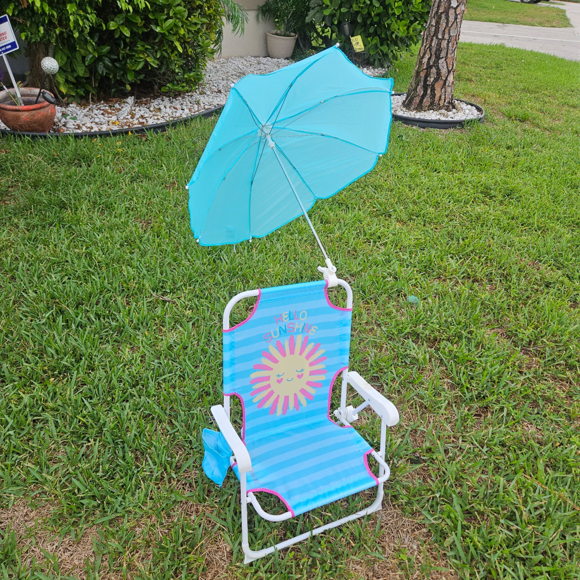 CUTE KIDS BEACH CHAIR WITH ATTACHED UMBRELLA