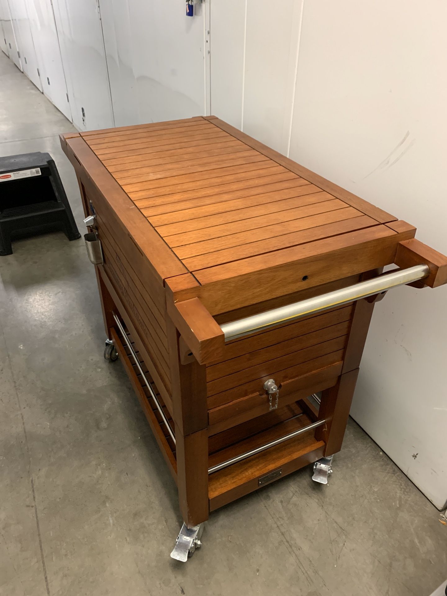 Tommy Bahama Ice Chest on wheels. for Sale in Los Angeles, CA OfferUp