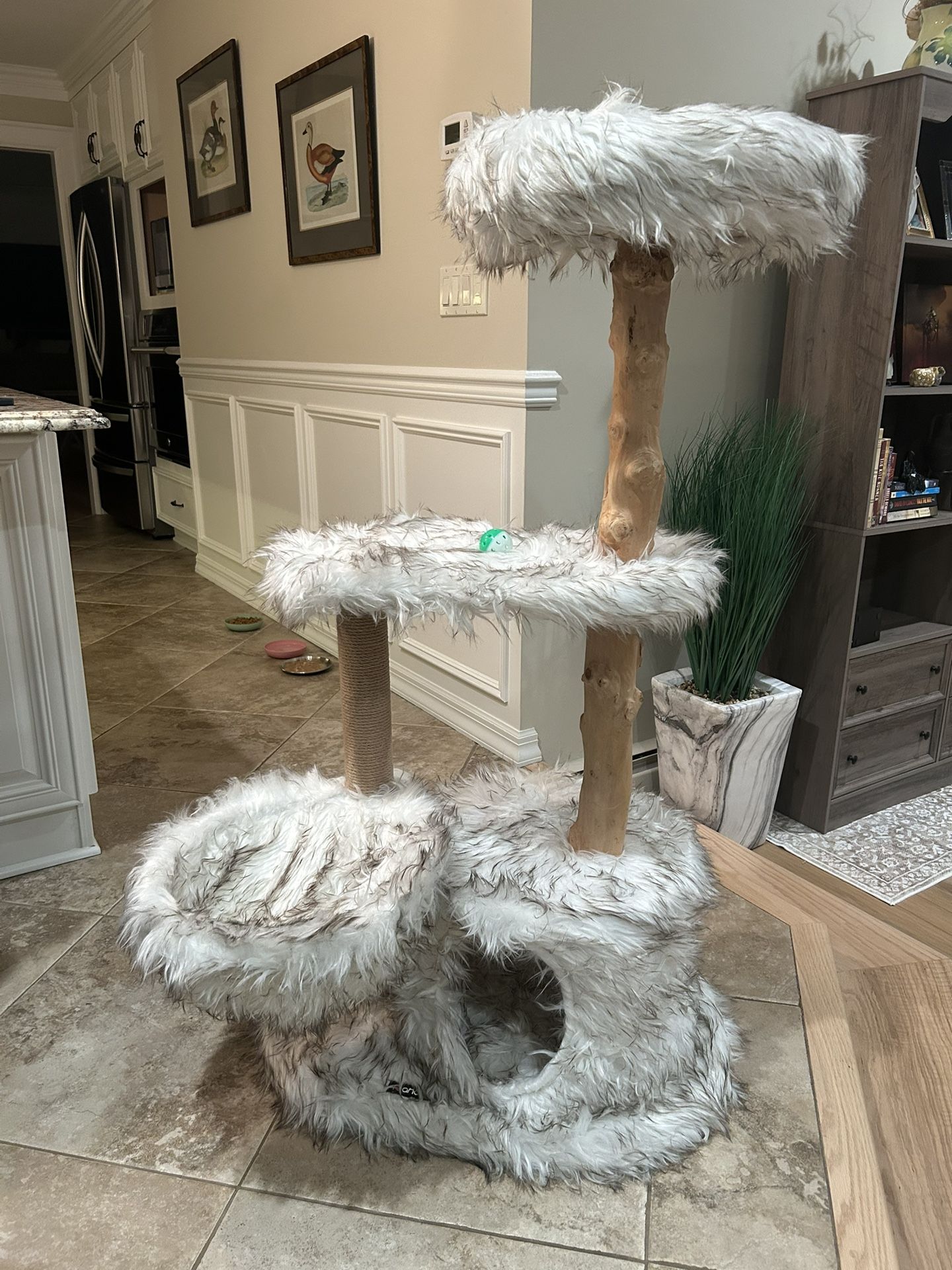 Cat Tree - MINT!