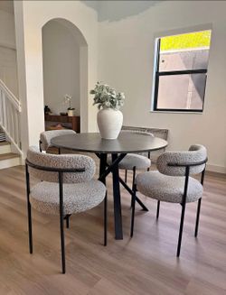 Round Dining Table with 4 Boucle Chairs