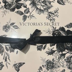 Victoria Secret Short Plush Robe  And  Slippers 