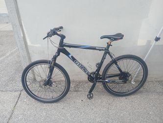 Men's 26" giant Yukon mountain bike with disc brakes