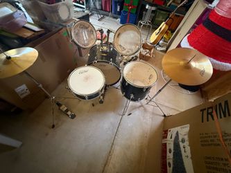 Starter drum set complete as seen in all pictures