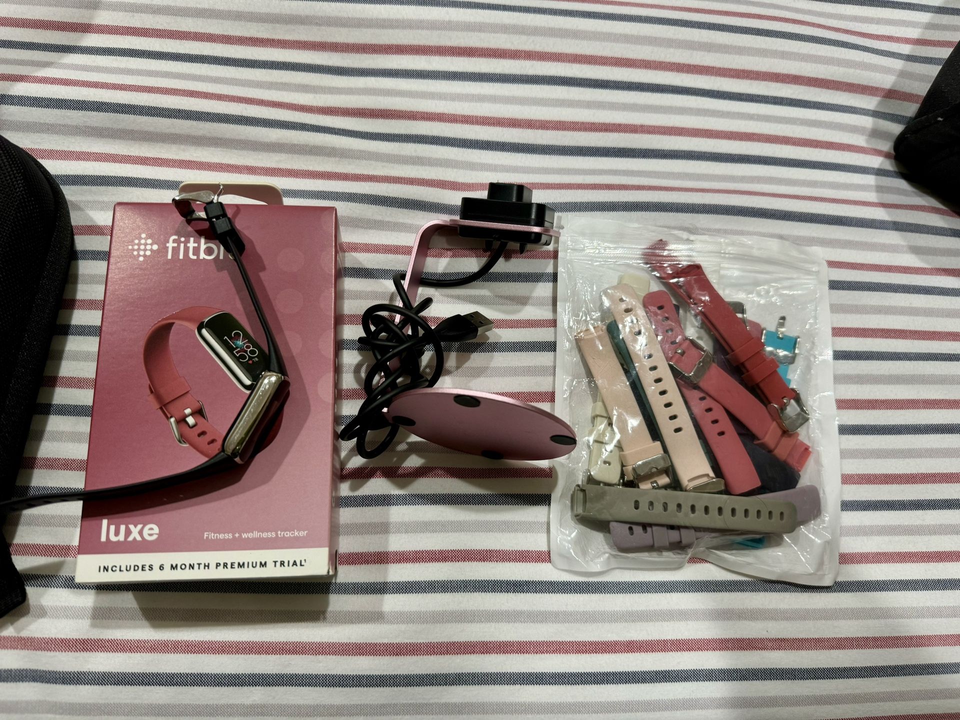 Fitbit Luxe With Charging Stand And Straps 