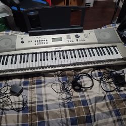 Brand New  Unused  Piano. Includes Everithing. 