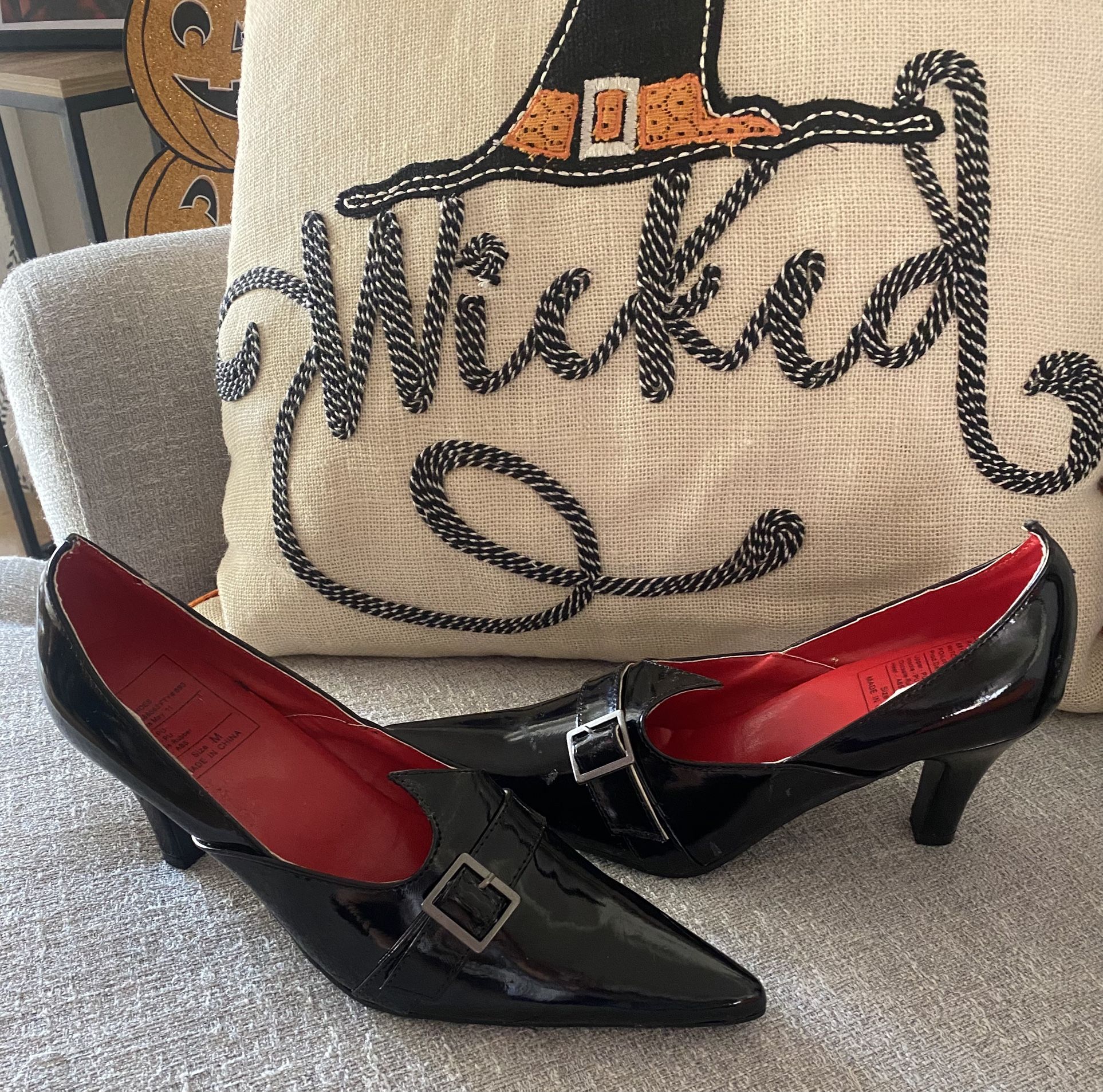Witch / Costume / Halloween / costume which shoes