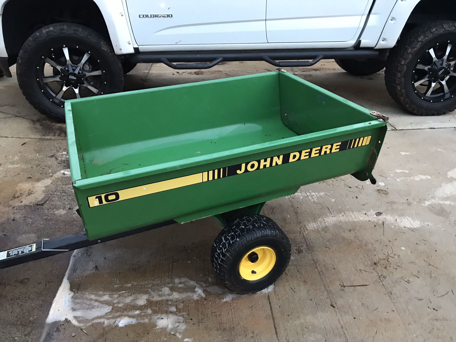 John Deere 10 cubic Foot dump cart / Trailer 1120 pound capacity!