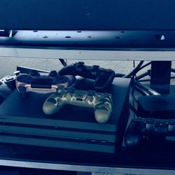 PS4 Pro, 5 controllers & 32 games